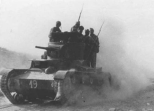 tanque ruso T26 con tropas encima